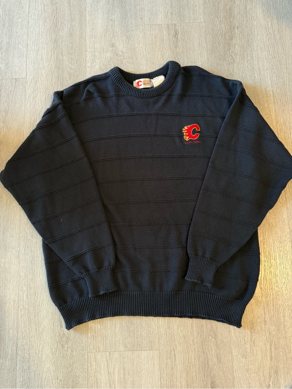 Vintage Calgary Flames Men's Black Crewneck knit Sweater